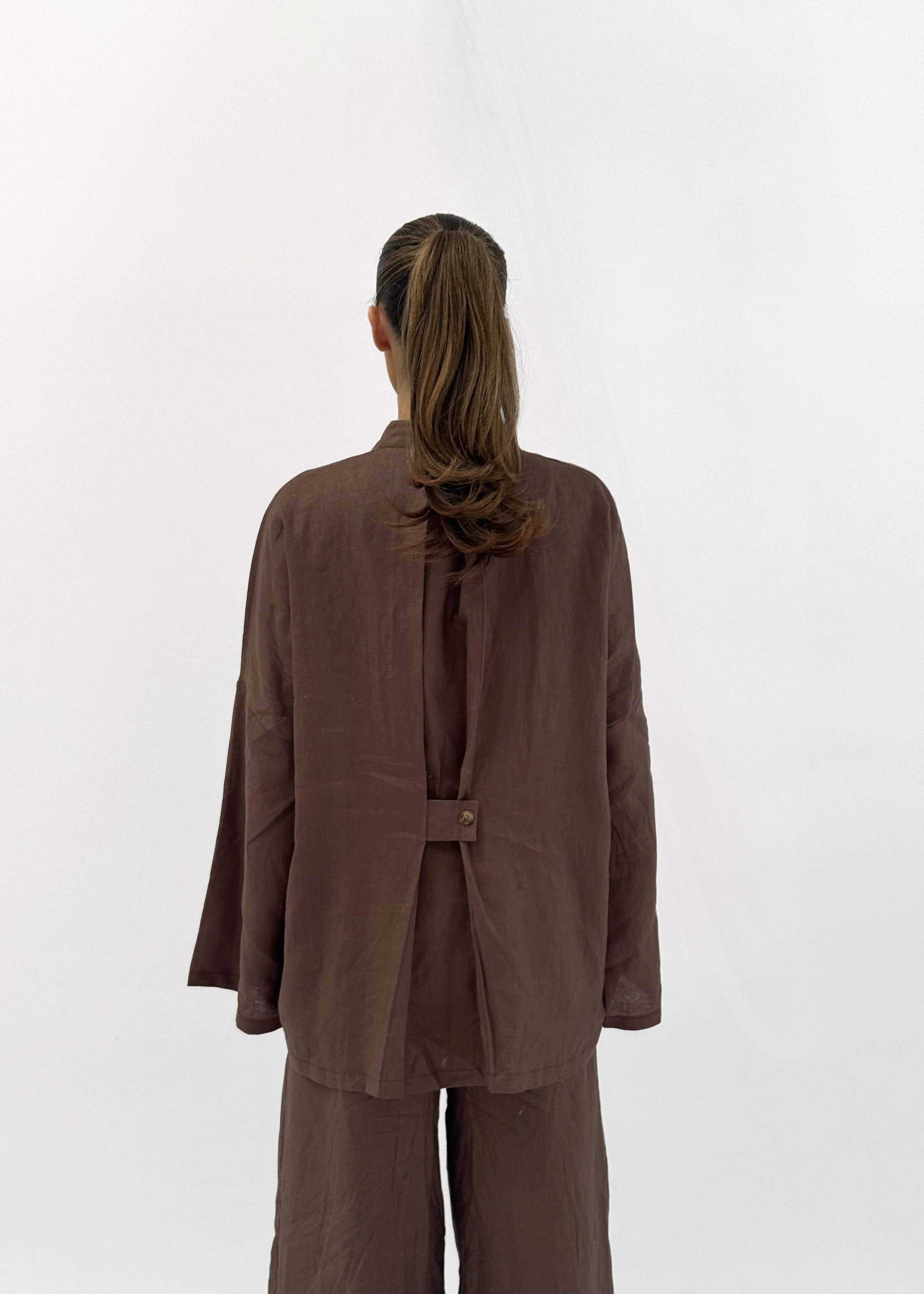 SERA LINEN CINCHED SHIRT - CHOCOLATE - Image 3